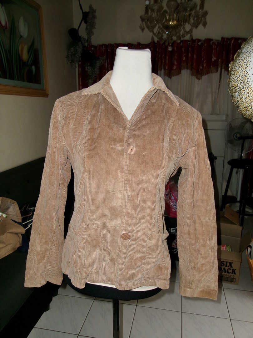 Tan Corduroy Jacket with Front Pockets Small (Category: Coats, Jackets and Outerwear) located in San Pablo. Submitted by tonyasamson (Listing ID 1468785691, Image 1). Description: 🤎 Tan Corduroy Button-Down Jacket | Size Small A timeless layering piece in a versatile tan/light brown shade! ✨ Features ribbed corduroy fabric, a classic lapel collar, button-down front, and two lower pockets. Easy to style with your favorite tops, jeans, or dresses 