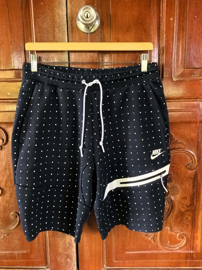 Tech fleece (Category: Shorts) located in Tumauini. Submitted by calmearth-bc99 (Listing ID 1468720996, Image 1). Description: Like new.