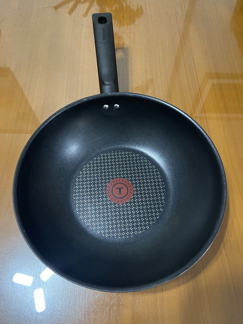 Tefal Wok Pan 28cm (Category: Cookware & Accessories) located in Quezon City. Submitted by doublelkitchenware (Listing ID 1468888775, Image 2). Description: Tefal Wok Pan Made in Vietnam 28x8cm Induction / Gas / Electric Makapal and mabigat Minimal sign of usage with minimal dent near sa handle and minimal scratches sa lip. Pick up or shipping via lalamove Provincial 🚚j&t Novaliches Qc .