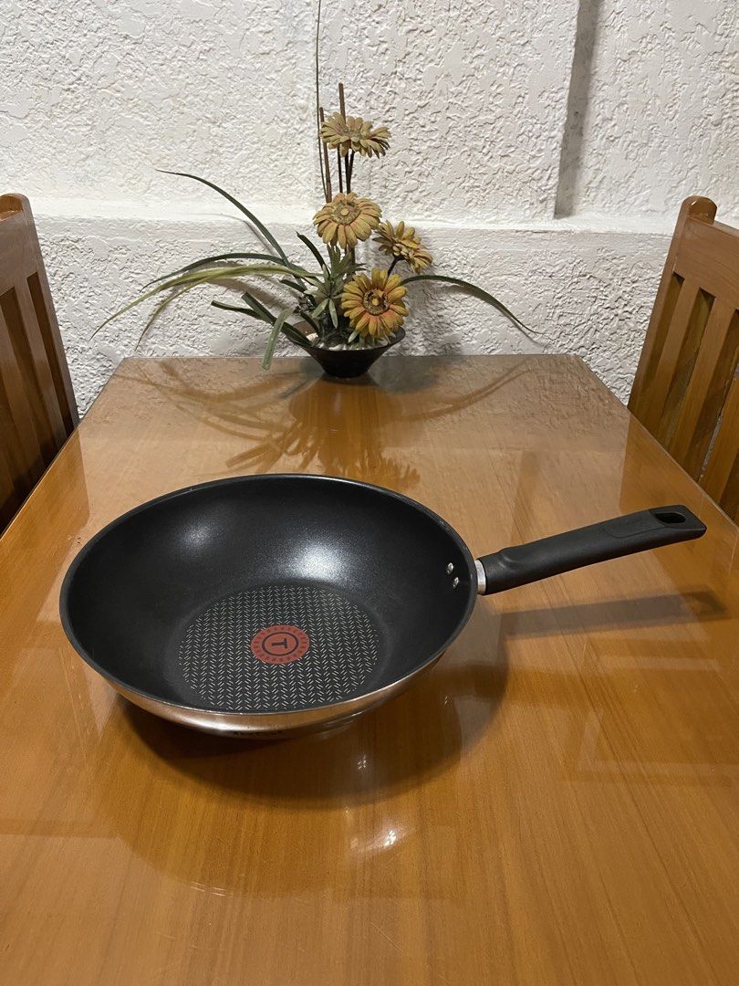 Tefal Wok Pan 28cm (Category: Cookware & Accessories) located in Quezon City. Submitted by doublelkitchenware (Listing ID 1468888775, Image 1). Description: Tefal Wok Pan Made in Vietnam 28x8cm Induction / Gas / Electric Makapal and mabigat Minimal sign of usage with minimal dent near sa handle and minimal scratches sa lip. Pick up or shipping via lalamove Provincial 🚚j&t Novaliches Qc .