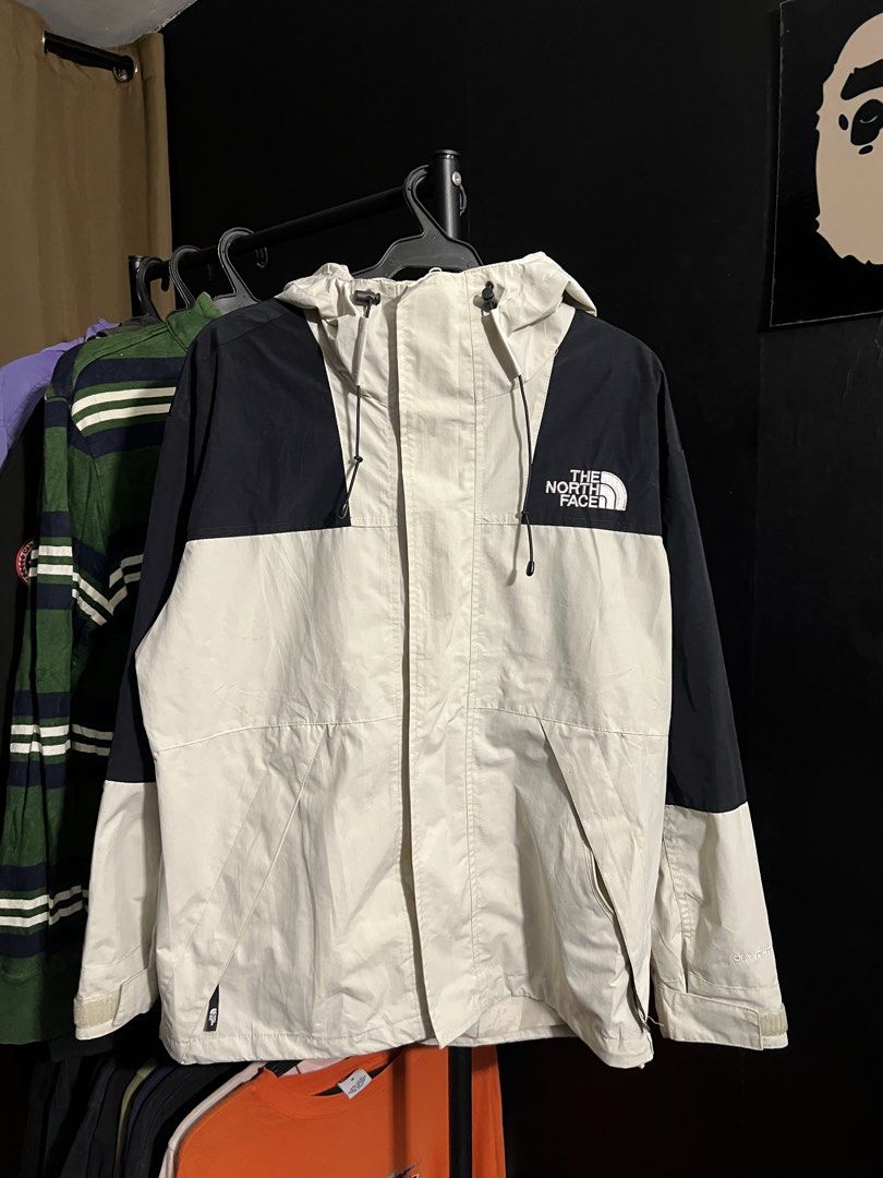 The North Face Colorblock Windbreaker jacket (Category: Coats, Jackets and Outerwear) located in Manila. Submitted by tripnimichael (Listing ID 1468829909, Image 1). Description: 24x29 color-10/10 condition-10/10 No issue/ Hidden issue.