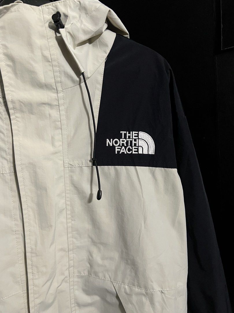 The North Face Colorblock Windbreaker jacket (Category: Coats, Jackets and Outerwear) located in Manila. Submitted by tripnimichael (Listing ID 1468829909, Image 3). Description: 24x29 color-10/10 condition-10/10 No issue/ Hidden issue.