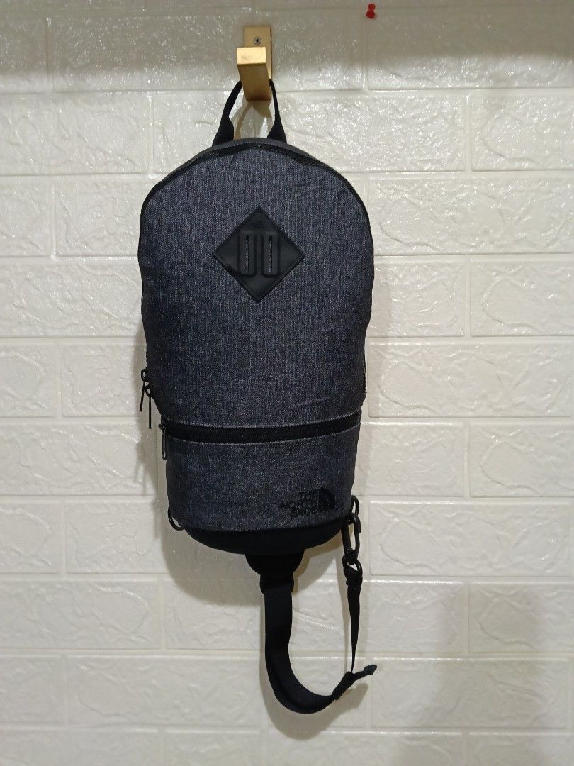 The North Face Crossbody/Shoulder Bag (Category: Sling Bags) located in Manila. Submitted by archie_doroy (Listing ID 1468737812, Image 3). Description: Authentic/Legit 💯 The North Face Crossbody/Shoulder Bag Brand new condition 💯 Parang hindi pa nagamit 💯 Color rate 10/10 Cloth rate 10/10 Clean 💯 850 Freeship.