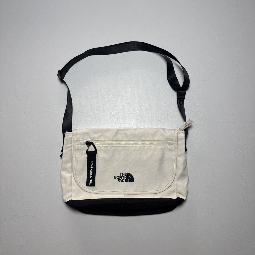 THE NORTH FACE MESSENGER BAG EXCELLENT CONDITION NO ISSUE (Category: Belt bags, Clutches and Pouches) located in Guagua. Submitted by el_outdoor (Listing ID 1468717589, Image 1). Description: THE NORTH FACE MESSENGER BAG EXCELLENT CONDITION NO ISSUE.