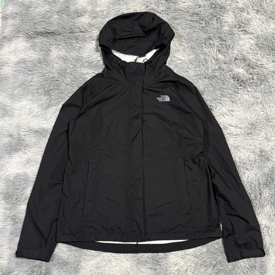 The North Face Outdoor Jacket (Category: Coats, Jackets and Outerwear) located in Mandaluyong City. Submitted by iamkageki (Listing ID 1468714955, Image 1). Description: Sz L women’s can fit M for men’s 21.5x25 Issue: minor inner cracks .