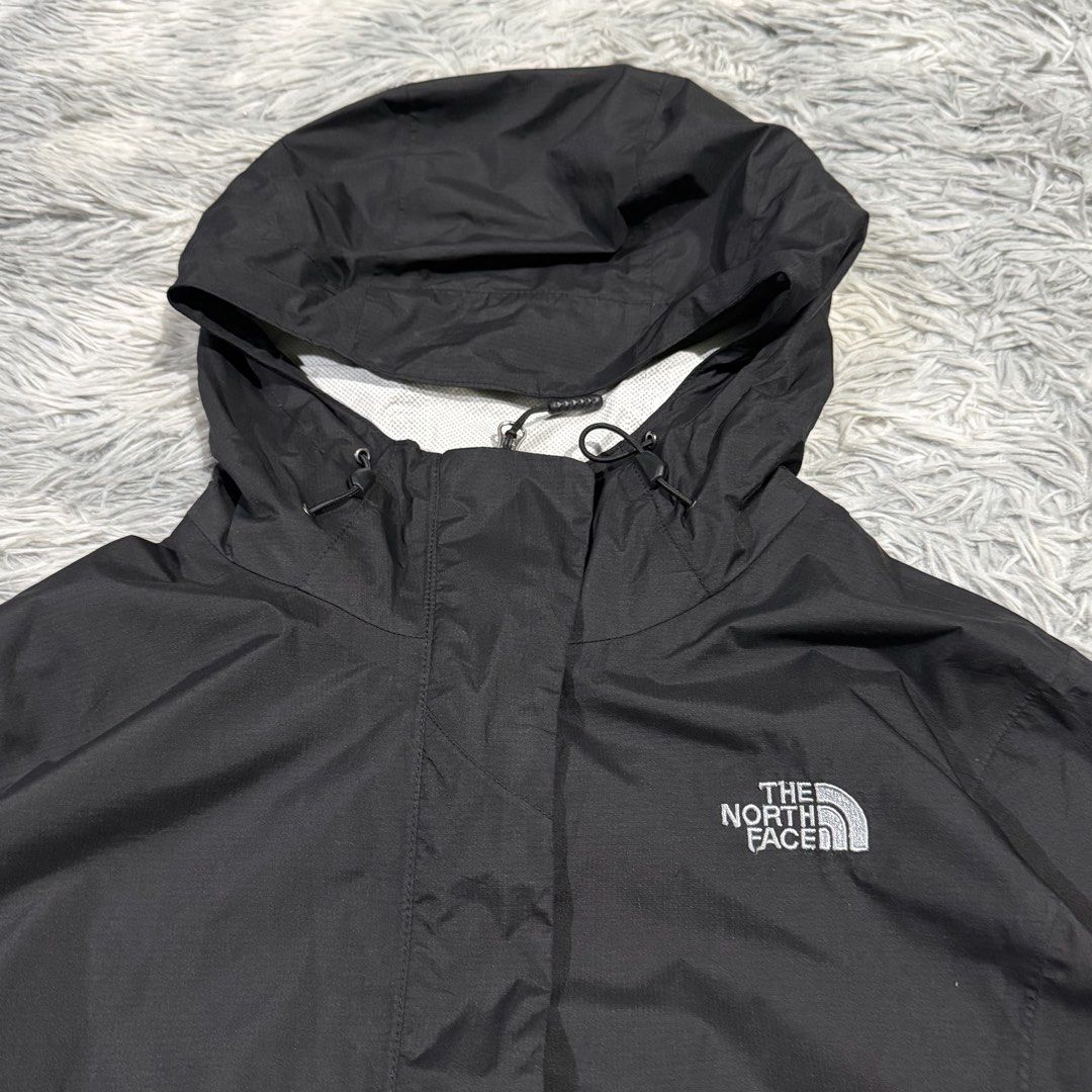 The North Face Outdoor Jacket (Category: Coats, Jackets and Outerwear) located in Mandaluyong City. Submitted by iamkageki (Listing ID 1468714955, Image 2). Description: Sz L women’s can fit M for men’s 21.5x25 Issue: minor inner cracks .