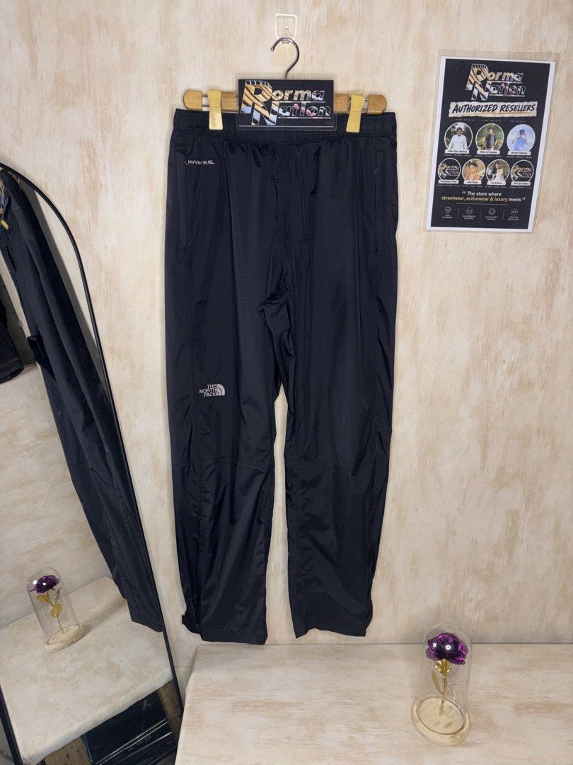 THE NORTH FACE RAIN PANTS (Category: Trousers) located in Cabuyao City. Submitted by pormanation-thrift-store (Listing ID 1468891552, Image 3). Description: THE NORTH FACE RAIN PANTS Condition: EXCELLENT Color rate: 9.5/10 Size: MEDIUM Dimes: 30-34”Wx 41”L Issue: NONE✅ Price: 1500.