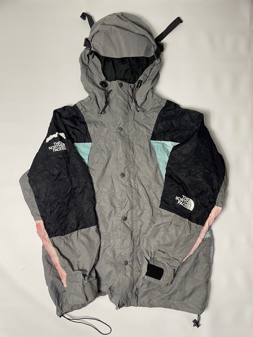 The North Face x Invincible 1994 Retro Mountain Light Jacket (Category: Activewear) located in Urdaneta. Submitted by northdrops_asian (Listing ID 1468849257, Image 3). Description: Excellent condition .
