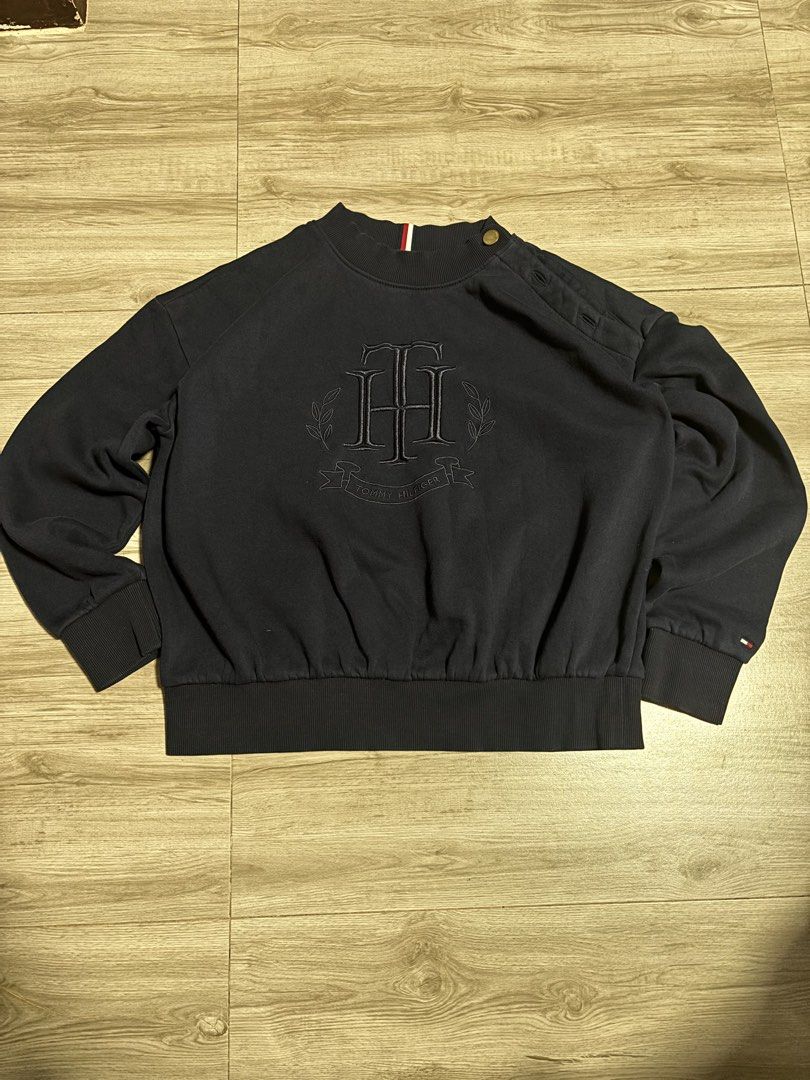 Tommy Hilfiger (Category: Coats, Jackets and Outerwear) located in Cavite. Submitted by cesxyyylll (Listing ID 1468719973, Image 1). Description: Size medium Color 9,5/10 No issue .