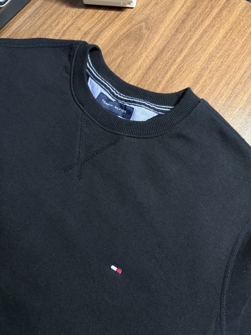 Tommy Hilfiger Black Sweatshirt (Category: Coats, Jackets and Outerwear) located in San Rafael. Submitted by jeremybelza (Listing ID 1468927376, Image 2). Description: Tommy Hilfiger Sweatshirt Small - M | L27 W21 As new Condition No flaws 680 .