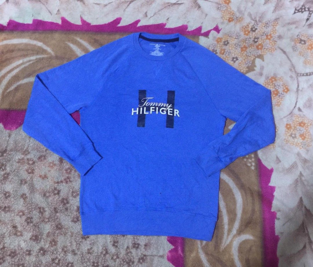 tommy hilfiger knitted (Category: Activewear) located in Tagum. Submitted by urbanoadulajr (Listing ID 1468841767, Image 1). Description: tommy hilfiger knitted Medium 20x27 As new Mine 650.