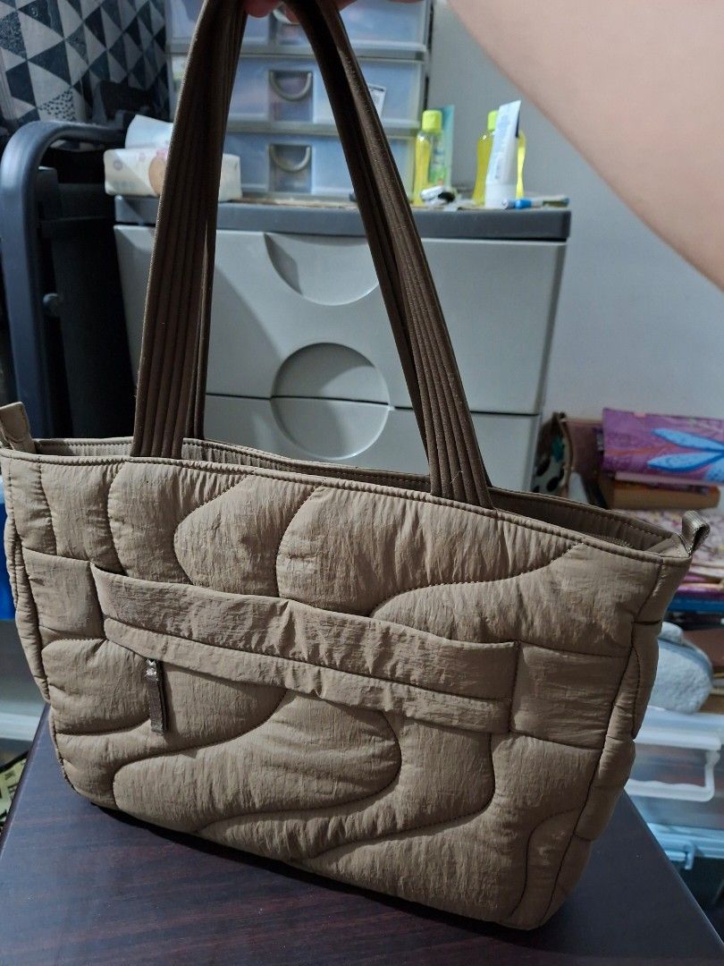 Tomtoc Quilted Tote Bag Brown (Small/14") (Category: Tote Bags) located in Plaridel. Submitted by khiiira (Listing ID 1468878368, Image 2). Description: - Authentic Tomtoc quilted tote in a chic brown shade with a trendy wavy exterior pattern - Dual comfortable shoulder straps for easy carrying - Bright interior lining with multiple slip and zip pockets to keep your daily essentials organized - Convenient exterior side zip pocket for quick-access