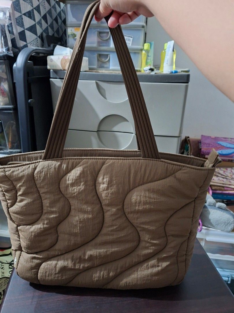 Tomtoc Quilted Tote Bag Brown (Small/14") (Category: Tote Bags) located in Plaridel. Submitted by khiiira (Listing ID 1468878368, Image 1). Description: - Authentic Tomtoc quilted tote in a chic brown shade with a trendy wavy exterior pattern - Dual comfortable shoulder straps for easy carrying - Bright interior lining with multiple slip and zip pockets to keep your daily essentials organized - Convenient exterior side zip pocket for quick-access