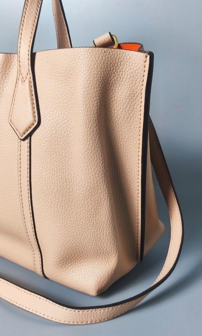 Tory Burch Small Perry Top Handle Tote Bag (Category: Luxury Bags & Wallets) located in Bulacan. Submitted by 4kcollection (Listing ID 1468872089, Image 3). Description: Tory Burch Small Perry Top Handle Tote Bag in Leather Pre-loved from Japan 🇯🇵 Excellent Condition Size: Small Ykk Zip Made in Cambodia Pwede pang gift 🎁 Sobrang Nice 🥰 No Issue Dm for sure buyer 📩 MOP: Gcash / Maya / BPI Courier: SJDM Bulacan.