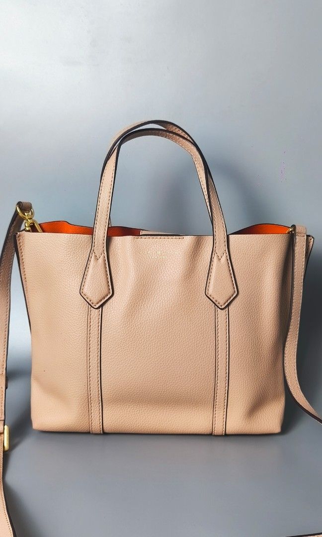 Tory Burch Small Perry Top Handle Tote Bag (Category: Luxury Bags & Wallets) located in Bulacan. Submitted by 4kcollection (Listing ID 1468872089, Image 1). Description: Tory Burch Small Perry Top Handle Tote Bag in Leather Pre-loved from Japan 🇯🇵 Excellent Condition Size: Small Ykk Zip Made in Cambodia Pwede pang gift 🎁 Sobrang Nice 🥰 No Issue Dm for sure buyer 📩 MOP: Gcash / Maya / BPI Courier: SJDM Bulacan.