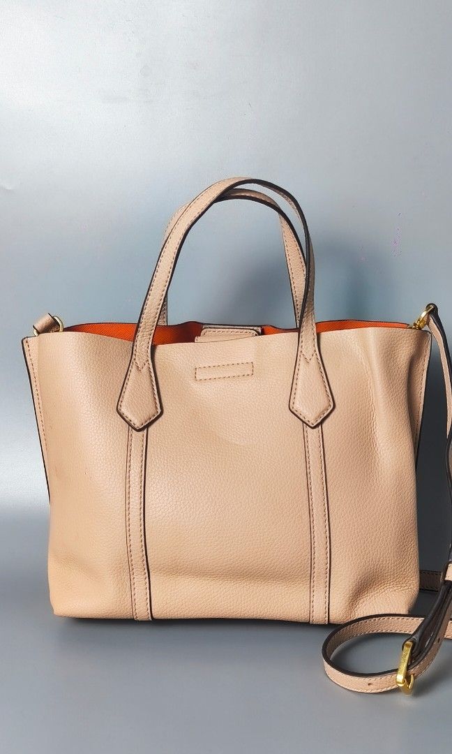 Tory Burch Small Perry Top Handle Tote Bag (Category: Luxury Bags & Wallets) located in Bulacan. Submitted by 4kcollection (Listing ID 1468872089, Image 2). Description: Tory Burch Small Perry Top Handle Tote Bag in Leather Pre-loved from Japan 🇯🇵 Excellent Condition Size: Small Ykk Zip Made in Cambodia Pwede pang gift 🎁 Sobrang Nice 🥰 No Issue Dm for sure buyer 📩 MOP: Gcash / Maya / BPI Courier: SJDM Bulacan.