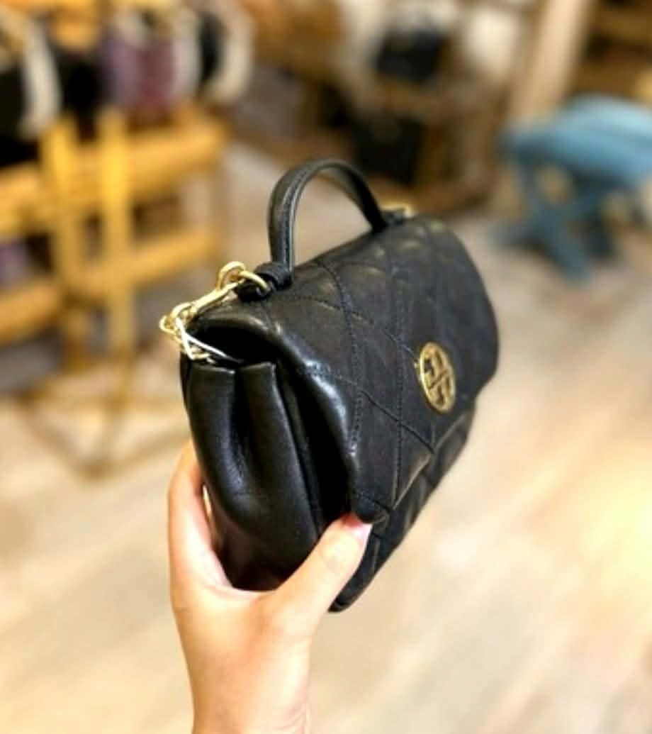 TORY BURCH WILLA top handle (Category: Cross-body Bags) located in Las Pinas. Submitted by mckprelovedbrandnew (Listing ID 1468899285, Image 2). Description: - brand new with tag - bought in US.