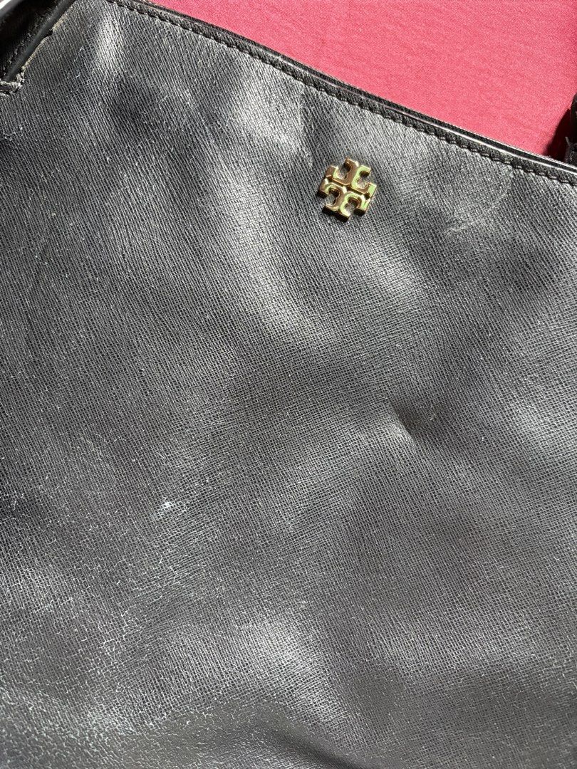 Tory Burch York Buckle Tote Black Leather (Category: Shoulder Bags) located in Makati City. Submitted by rizadc30 (Listing ID 1468776906, Image 2). Description: - Brand: Tory Burch Original - Material: Durable Saffiano leather in classic black - Hardware: Gold-tone hardware (still gold) - Straps: Adjustable twin shoulder straps - Interior: Logo-lined fabric with zip pockets and slip compartments - Condition: Minor surface wear on leather and stra