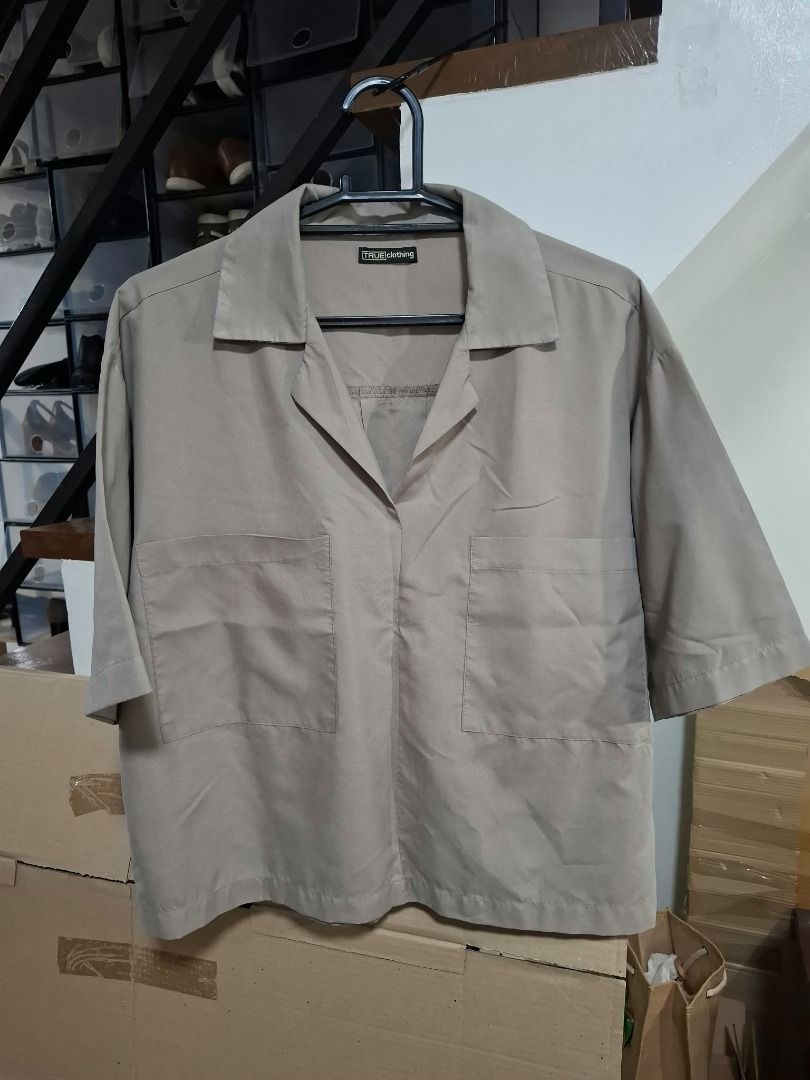 TRUE CLOTHING Beige Collared Blouse (Category: Blouses) located in Pasig City. Submitted by dripcounty (Listing ID 1468841056, Image 1). Description: TRUE CLOTHING Beige Collared Blouse ₱180 Size: Unconfirmed — please confirm in chat Condition: Preloved; please check actual photos Beige collared blouse with short sleeves, V neckline and two chest pockets. Actual item shown in photos. Delivery fee shouldered by buyer (Lalamove / other courier). It
