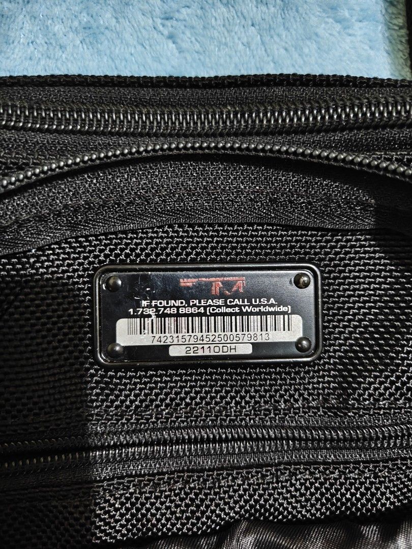 Tumi (Category: Luxury Bags & Wallets) located in Mandaue City. Submitted by prekfinds (Listing ID 1468759651, Image 3). Description: Tumi Sling bag Excellentcondition Issue:replacement isang puller No other flaws.