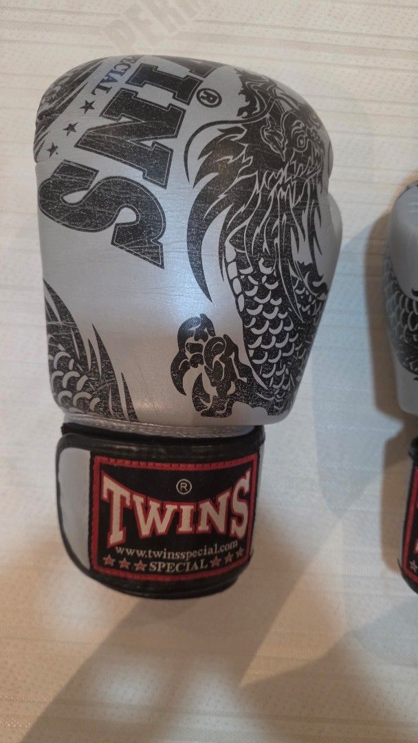Twin Boxing Gloves (Category: Combat Sports) located in Las Pinas. Submitted by sixtosengson (Listing ID 1468929961, Image 3). Description: .