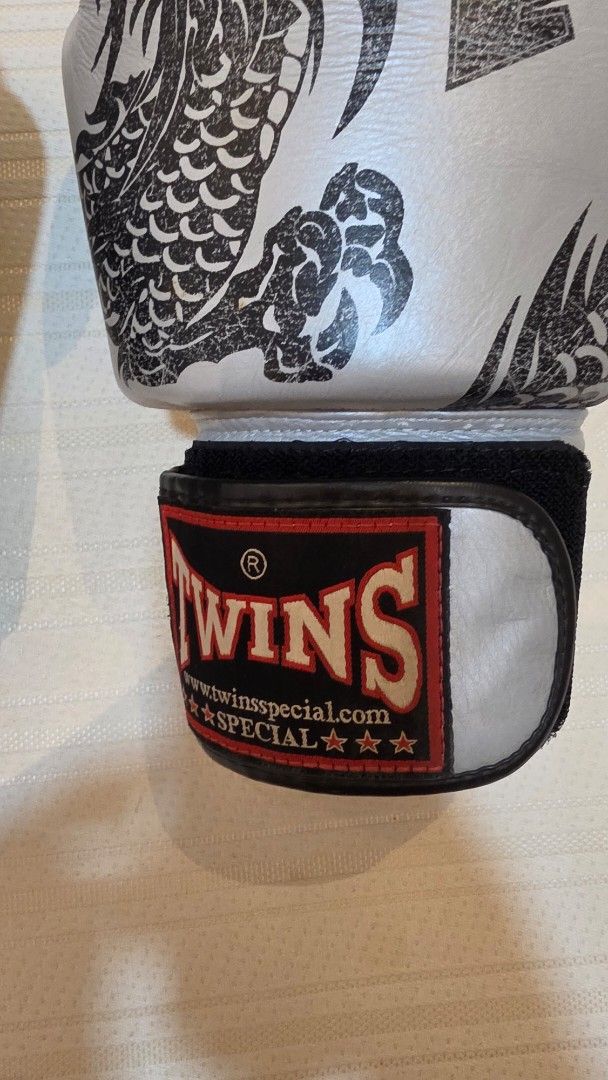 Twin Boxing Gloves (Category: Combat Sports) located in Las Pinas. Submitted by sixtosengson (Listing ID 1468929961, Image 2). Description: .