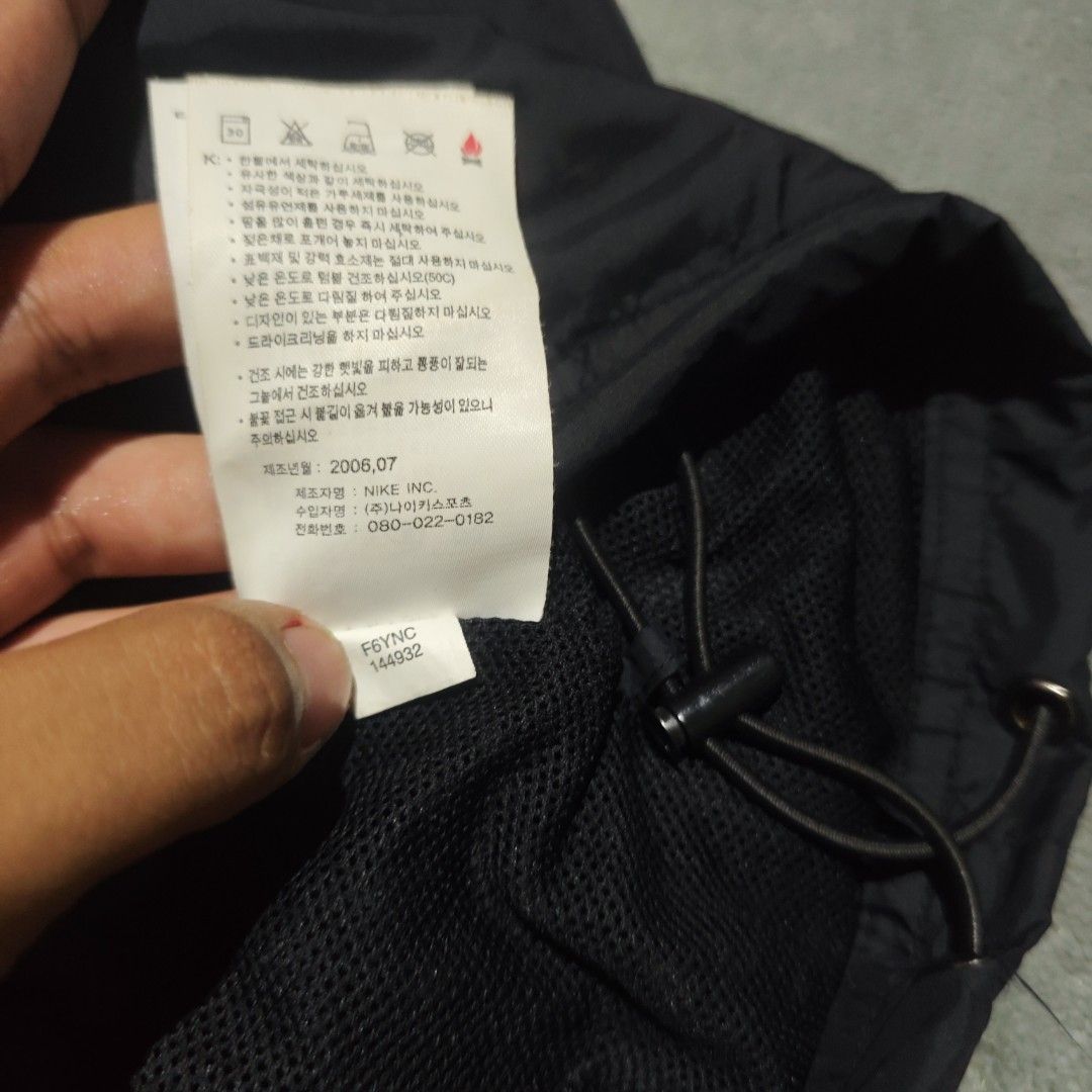 Two Tone Nike windbreaker (Category: Coats, Jackets and Outerwear) located in Dagupan City. Submitted by johnny.flips (Listing ID 1468866958, Image 3). Description: 21W 28L best fit medium 9.5/10 color rate good condition minimal ran (small only).