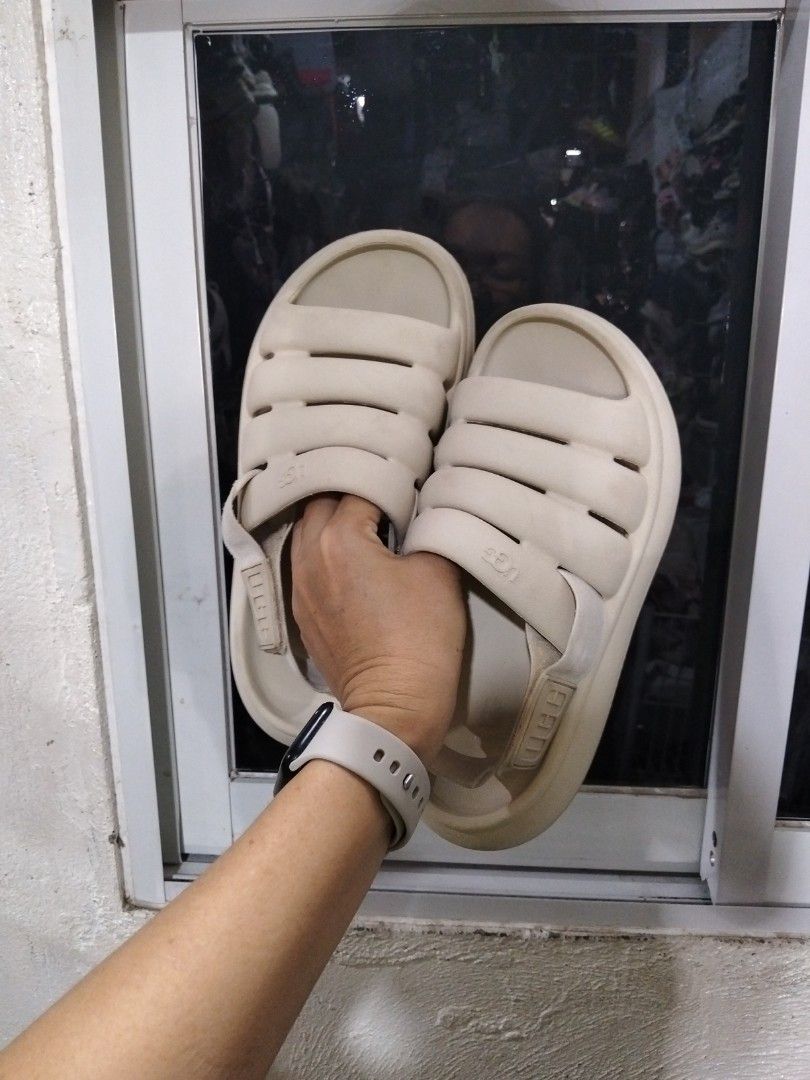 Ugg Slides (Category: Slippers and slides) located in El Salvador. Submitted by francheskaukayukay (Listing ID 1468722081, Image 2). Description: .