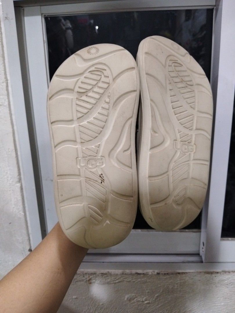 Ugg Slides (Category: Slippers and slides) located in El Salvador. Submitted by francheskaukayukay (Listing ID 1468722081, Image 3). Description: .