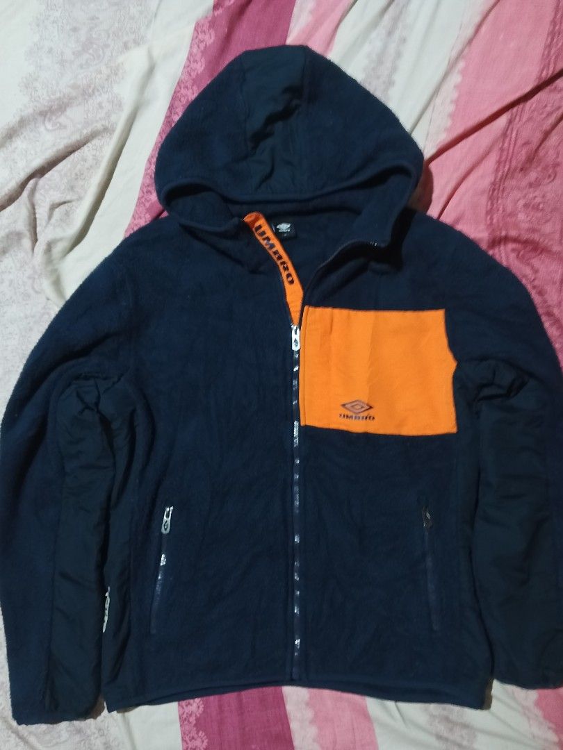 umbro fleece (Category: Coats, Jackets and Outerwear) located in Isabel. Submitted by nieljun112187 (Listing ID 1468803362, Image 1). Description: umbro fleece hoodie width 22 length 27 colorate 9 no issue.