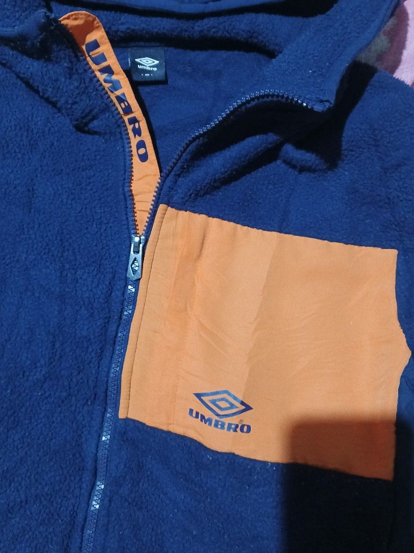 umbro fleece (Category: Coats, Jackets and Outerwear) located in Isabel. Submitted by nieljun112187 (Listing ID 1468803362, Image 2). Description: umbro fleece hoodie width 22 length 27 colorate 9 no issue.