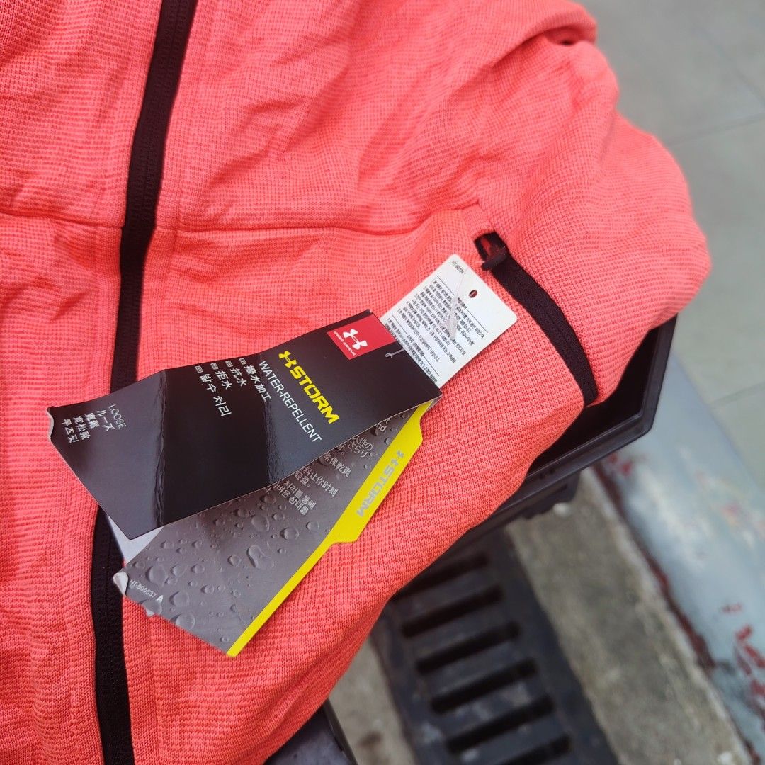 Under Armour (Category: Coats, Jackets and Outerwear) located in Tanauan. Submitted by dcadion07 (Listing ID 1468873197, Image 3). Description: Brand New No issue Medium - Large.