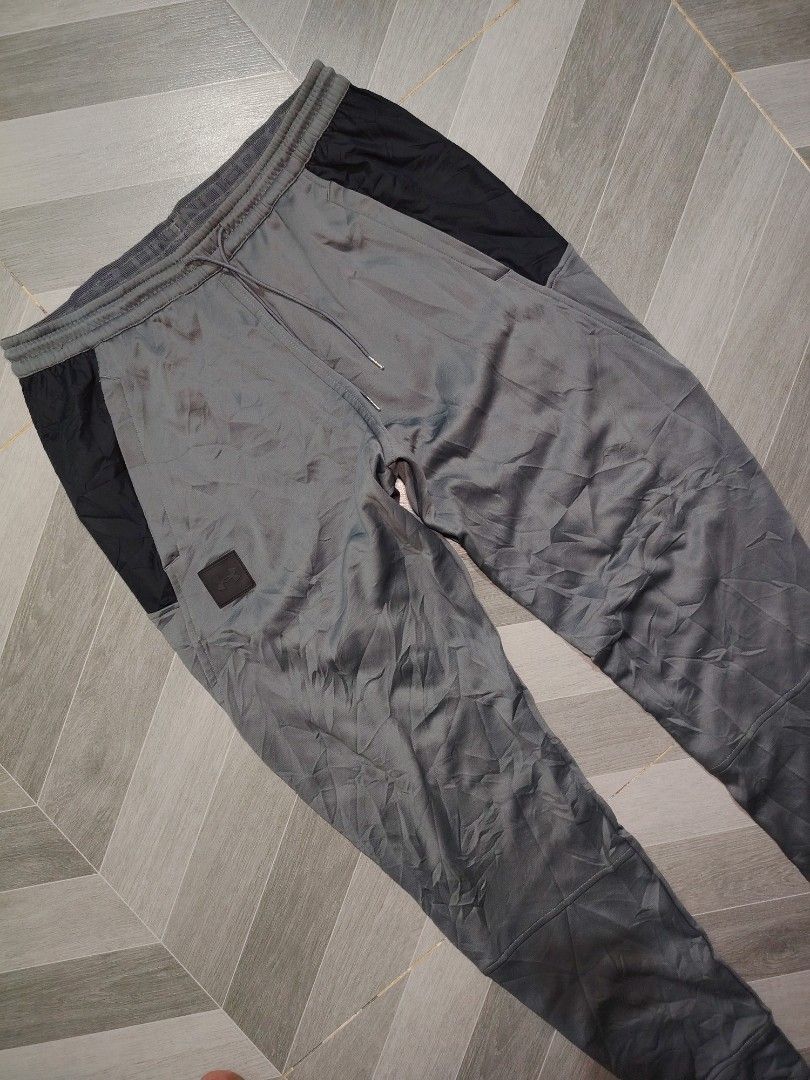 UNDER ARMOUR FLEECE JOGGER (Category: Joggers) located in Polomolok. Submitted by urfindsph (Listing ID 1468753663, Image 2). Description: Under Armour Fleece Jogger Like new 10/10 Actual Waist 30-34 M-L Length 39 No issue Pm sir.