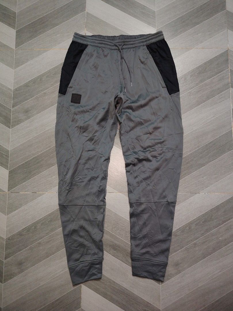 UNDER ARMOUR FLEECE JOGGER (Category: Joggers) located in Polomolok. Submitted by urfindsph (Listing ID 1468753663, Image 1). Description: Under Armour Fleece Jogger Like new 10/10 Actual Waist 30-34 M-L Length 39 No issue Pm sir.