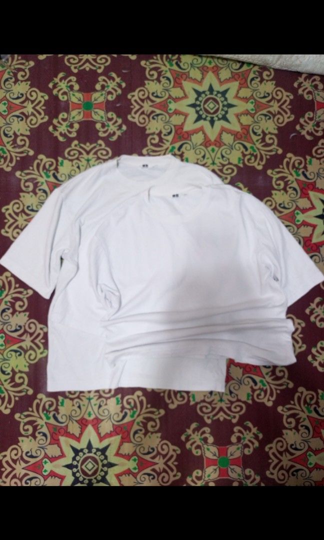 Uniqlo Airism (Category: Formal Shirts) located in Manila. Submitted by leoshopthrifted (Listing ID 1468835170, Image 1). Description: Authentic Uniqlo Airism White, good condition. budget meal.