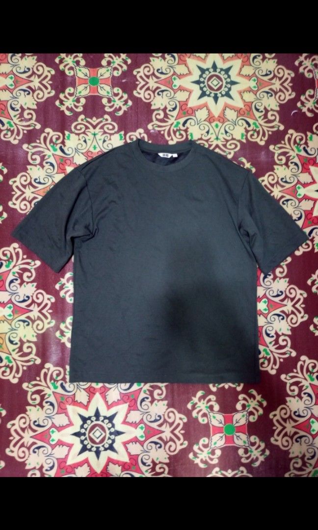 Uniqlo Airism (Category: Formal Shirts) located in Manila. Submitted by leoshopthrifted (Listing ID 1468835721, Image 1). Description: Uniqlo Airism super dark green, good condition. budget meal.