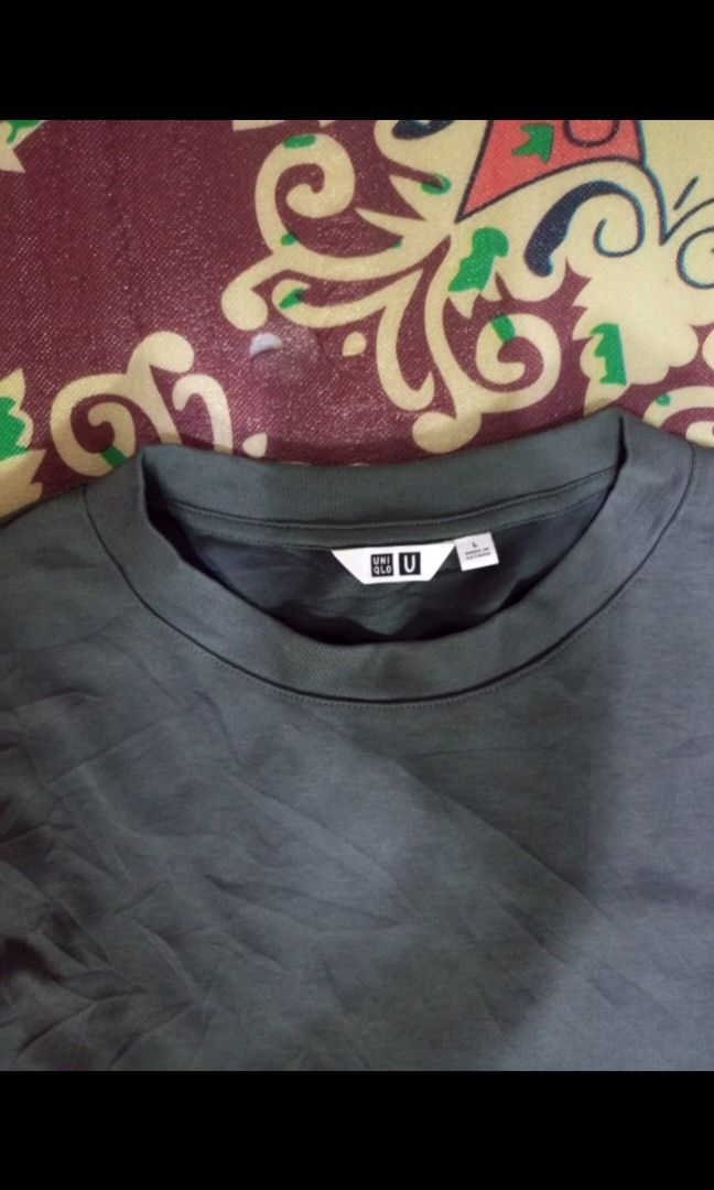 Uniqlo Airism (Category: Formal Shirts) located in Manila. Submitted by leoshopthrifted (Listing ID 1468835721, Image 3). Description: Uniqlo Airism super dark green, good condition. budget meal.
