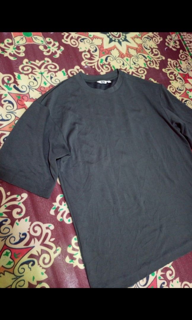 Uniqlo Airism (Category: Formal Shirts) located in Manila. Submitted by leoshopthrifted (Listing ID 1468835721, Image 2). Description: Uniqlo Airism super dark green, good condition. budget meal.