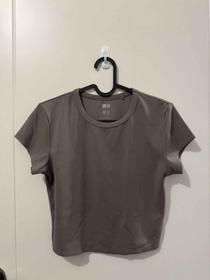 Uniqlo Airism Cropped Tee (Category: Shirts) located in Mandaluyong City. Submitted by vielscloset (Listing ID 1468851859, Image 1). Description: Uniqlo Airism Cropped Tee (S) - 10/10 condition - Used only twice.