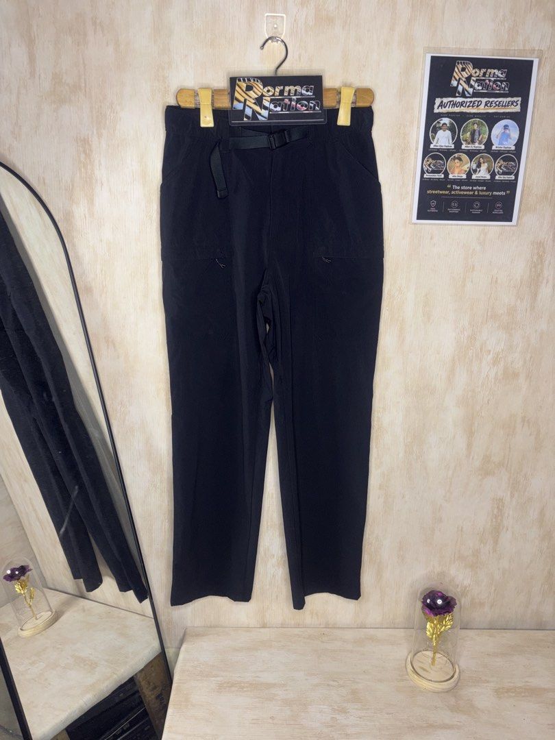 UNIQLO BLACK GEARED PANTS (Category: Trousers) located in Cabuyao City. Submitted by pormanation-thrift-store (Listing ID 1468894365, Image 1). Description: UNIQLO BLACK GEARED PANTS Condition: LIKE NEW Color rate: 10/10 (PWEDE SA MASELAN) Size: SMALL Dimes: 30-32”Wx 39.5”L Issue: NONE✅ Price: 1000.