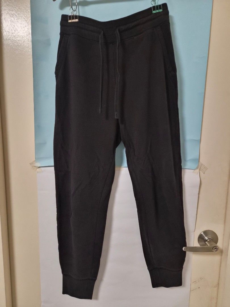 Uniqlo Black Sweatpants Size M (Category: Joggers) located in Manila. Submitted by prelovedbyc.hannah (Listing ID 1468773354, Image 1). Description: - Brand: Uniqlo - Color: Black - Size: Medium (M) - Features: Drawstring waistband, ribbed ankle cuffs, and standard side pockets - Material: Soft and comfortable fabric, perfect for lounging or workouts.