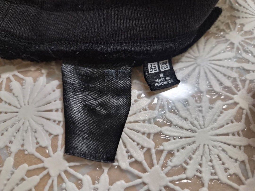 Uniqlo Black Sweatpants Size M (Category: Joggers) located in Manila. Submitted by prelovedbyc.hannah (Listing ID 1468773354, Image 3). Description: - Brand: Uniqlo - Color: Black - Size: Medium (M) - Features: Drawstring waistband, ribbed ankle cuffs, and standard side pockets - Material: Soft and comfortable fabric, perfect for lounging or workouts.