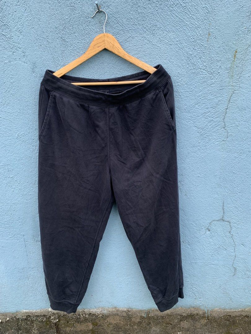 Uniqlo Black Sweatpants Size XL (Category: Joggers) located in Manila. Submitted by rommelx-07 (Listing ID 1468788236, Image 1). Description: - Brand: Uniqlo - Color: Black - Size: XL - Material: 88% cotton, 12% polyester - Features: Elastic waistband, ribbed ankle cuffs - Pockets: 2 side pockets, 1 right back pocket - Fit: Standard comfortable fit, ideal for daily wear or lounging.