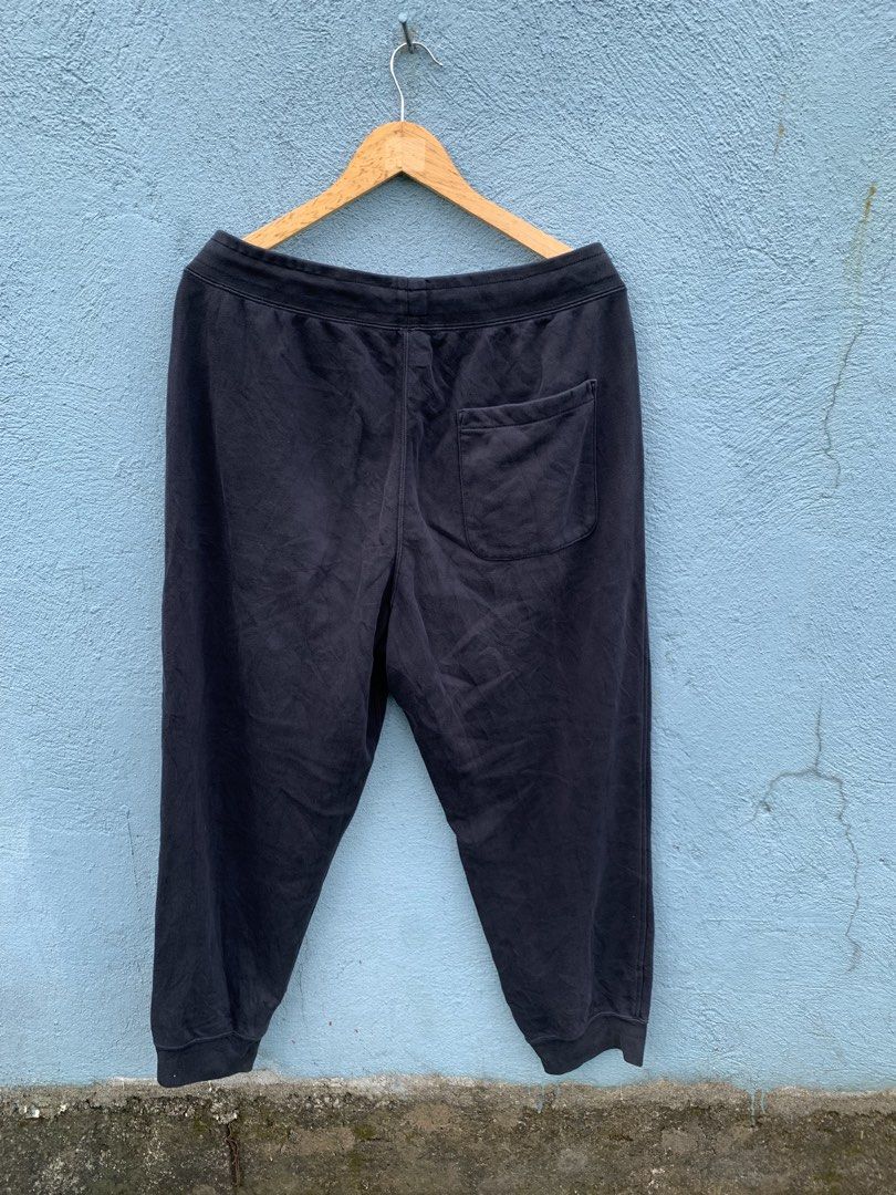 Uniqlo Black Sweatpants Size XL (Category: Joggers) located in Manila. Submitted by rommelx-07 (Listing ID 1468788236, Image 2). Description: - Brand: Uniqlo - Color: Black - Size: XL - Material: 88% cotton, 12% polyester - Features: Elastic waistband, ribbed ankle cuffs - Pockets: 2 side pockets, 1 right back pocket - Fit: Standard comfortable fit, ideal for daily wear or lounging.