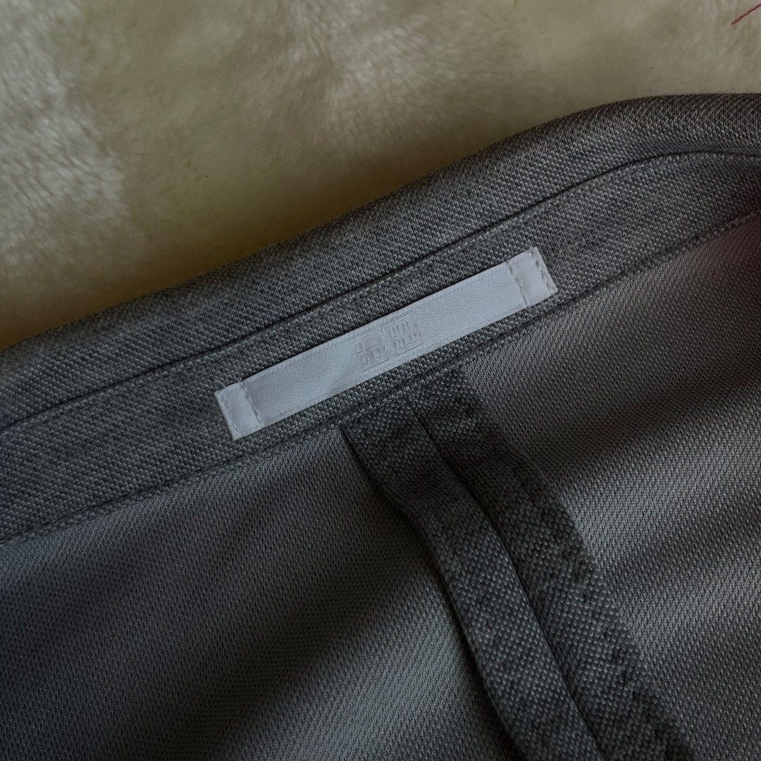 UNIQLO Comfort Jacket, Gray (Category: Coats, Jackets and Outerwear) located in Samal. Submitted by thatsodd (Listing ID 1468763064, Image 2). Description: .