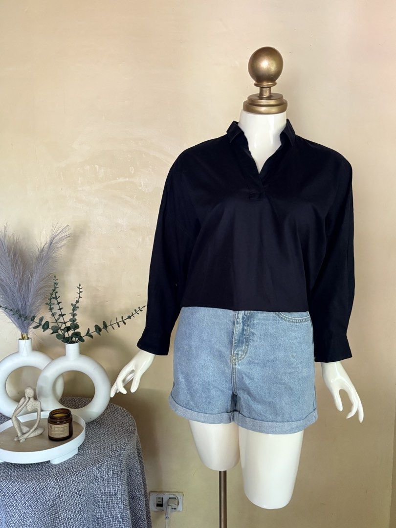 Uniqlo Cotton Relaxed Skipper Collar (Category: Blouses) located in Silang. Submitted by princess_ameerah (Listing ID 1468763041, Image 2). Description: Uniqlo Cotton Relaxed Skipper Collar - Medium on tag -Condition 10/10 to like new -Color may vary due to lighting Location:Cavite Shipping via J&T Mode of payment: Gcash,BPI & Maribank 280.