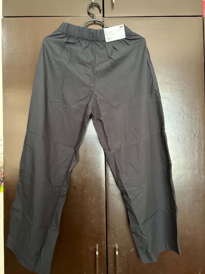 Uniqlo Cotton Volume Easy Pants (Category: Other Bottoms) located in Imus. Submitted by madeljavier25 (Listing ID 1468801191, Image 1). Description: Voluminous tucks. Pants with gentle curved silhouette to the hem. Wrinkling occur due to characteristics of the material. Wrinkles can be smoothed out light ironing..