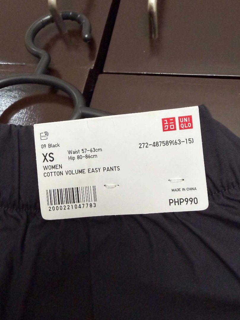 Uniqlo Cotton Volume Easy Pants (Category: Other Bottoms) located in Imus. Submitted by madeljavier25 (Listing ID 1468801191, Image 2). Description: Voluminous tucks. Pants with gentle curved silhouette to the hem. Wrinkling occur due to characteristics of the material. Wrinkles can be smoothed out light ironing..