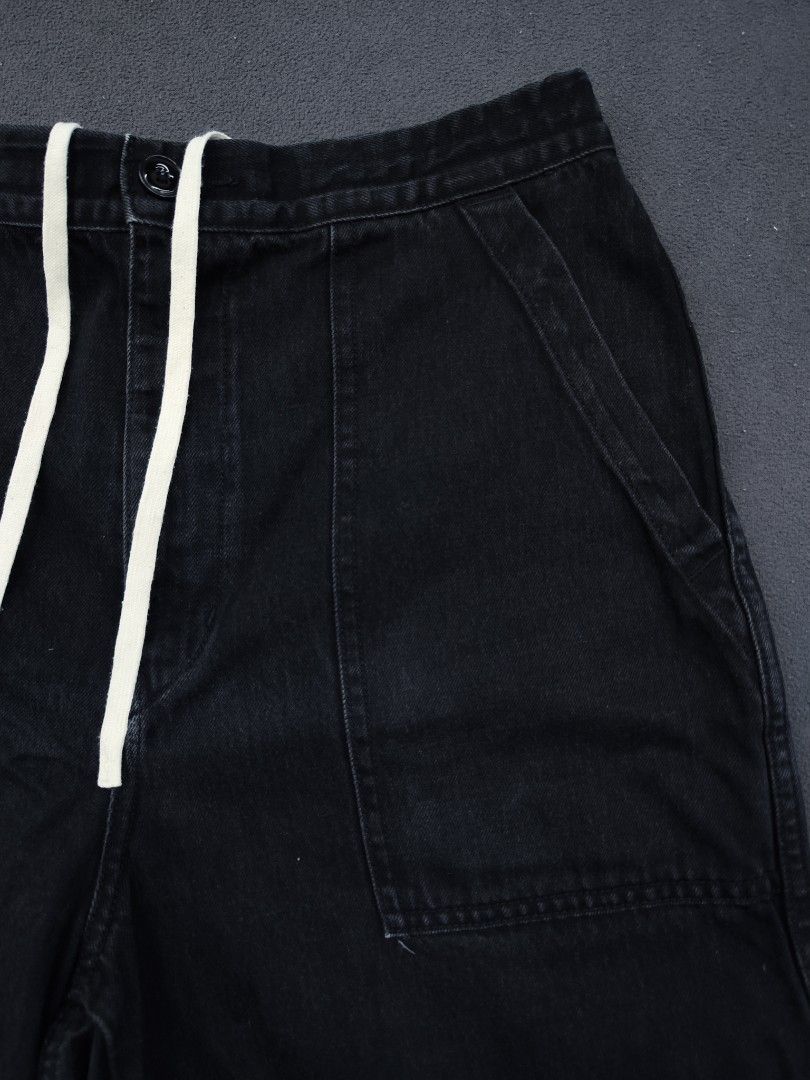 Uniqlo Denim Shorts (Category: Shorts) located in Bulacan. Submitted by emilj23 (Listing ID 1468724980, Image 2). Description: Uniqlo Denim Shorts Size L on tag L 17 W 30-32 Leg Hole 12 Condition 9/10 Color rate 9/10 No Issue.