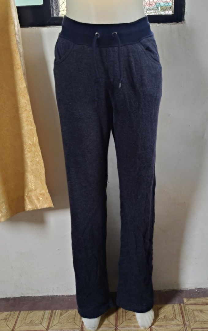 Uniqlo drawstring sweat pants (Category: Other Bottoms) located in Midsayap. Submitted by leighdeelovelylocks (Listing ID 1468806107, Image 2). Description: handpicked and carefully thrifted fits m-l in excellent condition w/side and back pockets.
